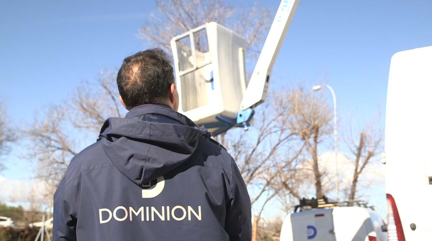 Operario de Dominion de espaldas Operario de Dominion de espaldas con una grua de fondo